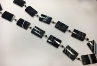 Lot 1944 - UNUSUAL AGATE BEAD NECKLACE with flat...