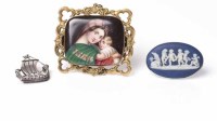 Lot 1948 - VICTORIAN PORTRAIT BROOCH hand painted to...