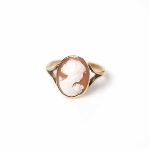 Lot 1951 - EIGHTEEN CARAT GOLD CAMEO RING the cameo...