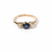 Lot 1953 - SAPPHIRE AND DIAMOND THREE STONE RING the...