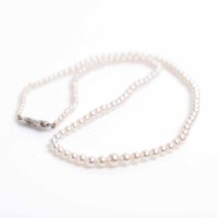 Lot 1964 - GRADUATED PEARL NECKLACE with graduated...