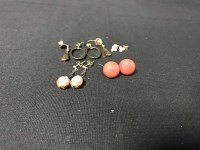 Lot 11 - LOT OF GOLD AND EARRINGS