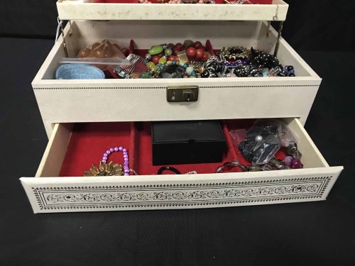 Lot 18 - GOOD LOT OF COSTUME JEWELLERY comprising a...