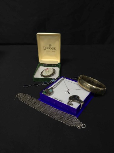 Lot 20 - COLLECTION OF JEWELLERY to include silver...