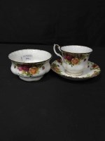 Lot 292 - ROYAL ALBERT OLD COUNTRY ROSES DINNERWARE 62...