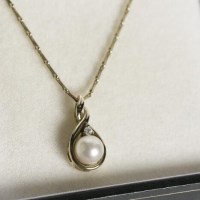 Lot 1738 - PEARL AND DIAMOND PENDANT ON CHAIN set with a...