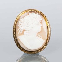 Lot 1773 - OVAL CAMEO BROOCH the cameo carved to depict a...