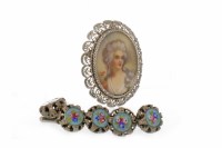 Lot 1462 - EARLY 20TH CENTURY PORTRAIT BROOCH the central...