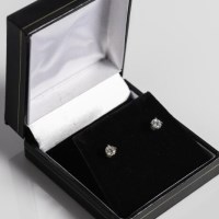 Lot 1786 - PAIR OF DIAMOND STUD EARRINGS the brilliant...