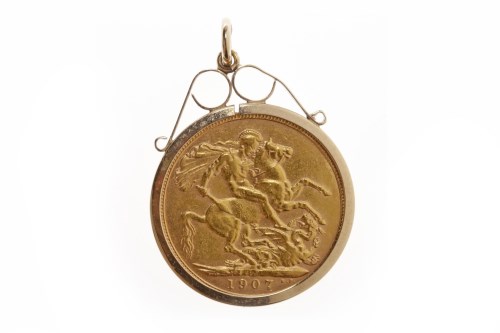 Lot 530 - GOLD SOVEREIGN DATED 1907 in a nine carat gold...