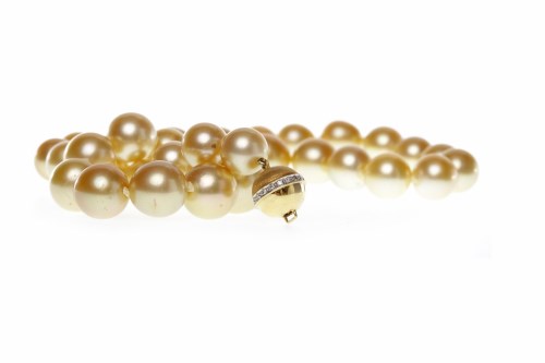Lot 6 - IMPRESSIVE PEARL NECKLACE formed by graduated...