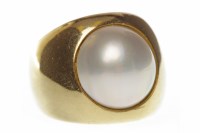 Lot 492 - EIGHTEEN CARAT GOLD PEARL SET RING the broad...