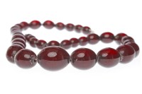 Lot 752 - EARLY TWENTIETH CENTURY BAKELITE BEAD NECKLACE...