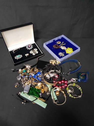 Lot 3 - LOT OF COSTUME JEWELLERY including brooches,...