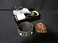Lot 20 - GOOD LOT OF COSTUME JEWELLERY including pair...