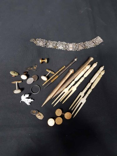 Lot 23 - SMALL LOT OF JEWELLERY AND OTHER OBJECTS...