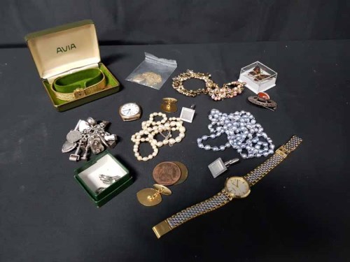 Lot 45 - GOOD LOT OF COSTUME JEWELLERY comprising a 9...