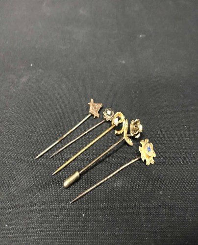 Lot 70 - LOT OF GOLD AND ANTIQUE STICK PINS (5)