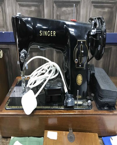 Lot 410 - SINGER SEWING MACHINE MODEL 201K