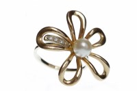 Lot 279 - FOURTEEN CARAT GOLD FLOWER RING set with a...