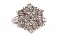 Lot 141 - DIAMOND CLUSTER RING with a tiered snowflake...