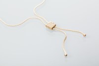 Lot 1889 - NINE CARAT GOLD NECKLACE c.1970s, with bark...