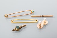 Lot 1891 - NINE CARAT GOLD BAR BROOCH 4.5cm long, marked...