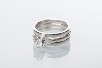 Lot 1923 - DIAMOND SOLITAIRE RING the central brilliant...