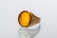 Lot 1941 - EIGHTEEN CARAT GOLD SEAL RNG the oval red...