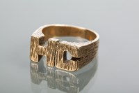Lot 1961 - GENTLEMAN'S NINE CARAT GOLD DRESS RING the...