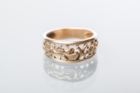 Lot 1968 - UNUSUAL NOAH'S ARK DRESS RING the pierced...