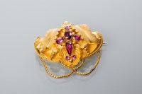 Lot 1991 - VICTORIAN GARNET BROOCH with foliate...