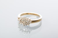 Lot 2013 - DIAMOND CLUSTER RING set with a cluster of...