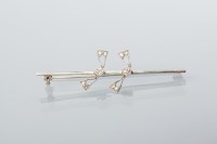 Lot 2014 - EARLY TWENTIETH CENTURY DIAMOND SET BOW BAR...