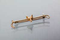 Lot 2021 - NINE CARAT GOLD FOX AND RIDING CROP BAR BROOCH...