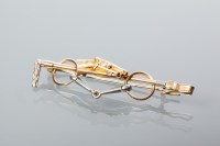 Lot 2071 - HORSE AND RIDING CROP BAR BROOCH modelled with...