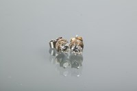 Lot 2094 - PAIR OF DIAMOND STUD EARRINGS the brilliant...