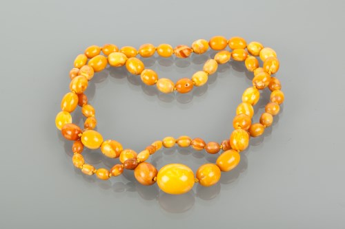 Lot 1148 - BUTTERSCOTCH AMBER BEAD NECKLACE with...