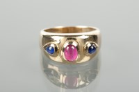 Lot 1229 - RUBY AND SAPPHIRE THREE STONE RING formed by a...