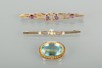 Lot 1254 - AQUAMARINE BROOCH the oval aquamarine with...