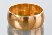 Lot 1749 - EIGHTEEN CARAT GOLD WEDDING BAND hallmarked...