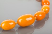 Lot 1841 - EARLY 20TH CENTURY GRADUATED AMBER BEAD...