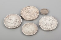Lot 1538 - GROUP OF FIVE SILVER COINS comprising a...