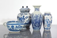 Lot 306 - COLLECTION OF CHINESE BLUE AND WHITE CERAMICS...