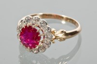 Lot 1633 - RUBY AND DIAMOND CLUSTER RING the central...