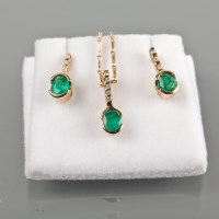 Lot 1645 - EMERALD AND DIAMOND PENDANT ON CHAIN WITH...