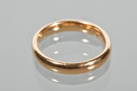 Lot 1688 - TWENTY TWO CARAT GOLD WEDDING BAND 5.1g,...