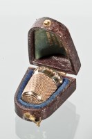 Lot 1739 - GOLD THIMBLE IN BOX unmarked, tests as nine...