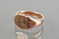 Lot 1771 - GENTLEMAN'S SIGNET RING with a shield shaped...