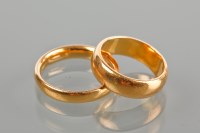 Lot 1778 - UNMARKED WEDDING BAND 5g; along with a twenty...